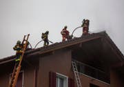 Löscharbeiten auf dem Hausdach in Steinerberg. (Bild: Geri Holdener, Bote der Urschweiz)