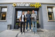 Tomislav Puljic (Mitte) mit Geschäftsführer Neso Todic und Dominik Andrijanic (rechts) vor dem neuen Restaurant Mlinar. Bild: Dominik Wunderli (Emmenbrücke, 4. Oktober)