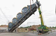 Mit Hilfe eines Pneukrans wird die Kabine in eine Neigung von 47,7 Grad gebracht. (Bild: Erhard Gick (Küssnacht, 9. August 2017))