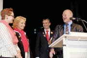 Hat gut lachen: Hans Meier (rechts) ist der neue Ennetbürger Zunftmeister. Links Tochter Janice, Ehefrau Eva und im Hintergrund Präsident Franz Gabriel. Bild: Richard Greuter (Ennetbürgen, 20. November 2016)