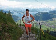 Allein auf weiter Flur: die 38-jährige Lucia Mayer aus Ennetbürgen auf dem Weg zum Sieg im letzten Jahr. (Bild: Kurt Liembd (Stanserhorn, 3. Juli 2016))