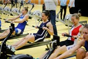 Swiss Rowing Indoors in der Sporthalle in Zug: Frauen Leichtgewicht über 2000 Meter mit Frédérique Rol, der Zugerin Patricia Merz vom See Club Zug und der Chamerin Ladina Meier vom Ruderclub Thalwil. (von links) Zuger Zeitung/Stefan Kaiser (Bild: Stefan Kaiser (Zuger Zeitung) (Zuger Zeitung))