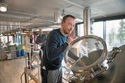 Braumeister Marko Versteeg, im Hintergrund Alexandra Lussi und Bruno Christen. (Bild: Corinne Glanzmann (Oberdorf, 21. Februar 2018))