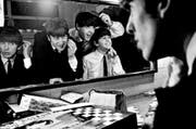 Szene aus dem neuen Dokfilm: Die vier Beatles (von links: Harrison, Lennon, McCartney und Starr) machen sich schön für einen Auftritt. (Bild: PD/Paterson)