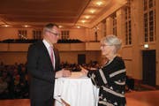 Beat Soltermann im Gespräch mit Brigitt Flüeler, Präsidentin Historischer Verein Nidwalden. (Bild: Marion Wannemacher (Stans, 17. Januar 2018))