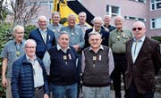 Die neu ernannten Ehrenveteranen. Hintere Reihe von links: Werner Walker, Augustin Gisler, Franz Stadler, Hans Arnold, Alois Frei, Fritz Hofer, Fähnrich Toni Infanger und Josef Herger. Vorne von links: Ruedi Fäh, Guido Aschwanden, Josef Gisler und Verbandspräsident Robert Suligoi. (Bild: Georg Epp (Seedorf, 8. April 2017))