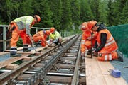 Die Gitterroste über der Lammenbrücke werden durch befahrbare Holzbohlen ersetzt. (Bild: PD)
