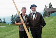 Alphornbläser Pascal Barmettler und Produzent Fredy Wallimann. (Bild: Rosmarie Berlinger (Klewenalp, 13. Juli 2017))