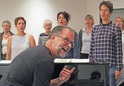 Chorleiter Renato Belleri gibt den Darbietungen der Vocal Friends den letzten Schliff.