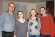 Sie übernehmen wichtige Aufgaben bei den Tellspielen 2020; von rechts: Annette Windlin (Regie), Ruth Mächler (Kostüme, Bühnenbild), Valentina-Maria Mächler (Videokunst) und Carlo Gamma (Musik). (Bild: Remo Infanger (Altdorf, 24. März 2018))