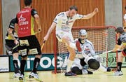 Der Zug-United-Spieler Adrian Furger (Mitte) und Torhüter Florian Bär können den Langnauer Treffer nicht mehr verhindern. Obwohl die Zentralschweizer acht Tore schiessen, holen die Emmentaler die drei Punkte. (Bild: Michael Peter (Zug, 6. Januar 2018))