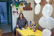 Spielgruppenleiterin Conny Gosso trifft letzte Vorbereitungen für den Start am Montag. (Bild Marion Wannemacher)