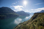 Im Urnersee, hier vom Seelisberg aus fotografiert, sollen dereinst 2,8 Millionen Tonnen Ausbruchmaterial aus der zweiten Röhre des Gotthardtunnels versenkt werden. (Bild: Urs Flüeler / Keystone (Seelisberg, 5. Oktober 2017))