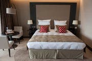 Nach dem Brexit werden die Schweizer Hotelbetten leer bleiben und die Briten der Schweiz fern bleiben. (Bild: Keystone)