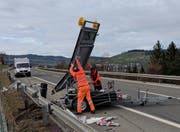 Das Amt für Betrieb Nationalstrassen und die Polizei bringen die kaputte Signalisation weg. (Bild: Geri Holdener, Bote der Urschweiz)