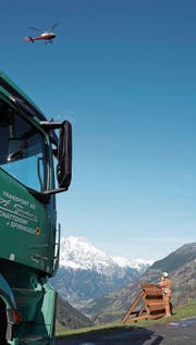 Mit LKW und Helikopter wurden die Eisenpalisaden zur Abbruchstelle beim Fuhrport in Spiringen gebracht. (Bild: Franz Imholz (30. 3. 18))