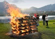 Armin Kiser (rechts) führt Lambert Liesenberg über den glühend heissen Feuerteppich. Zuvor hatten alle Teilnehmer gemeinsam den Scheiterhaufen für die Glut angezündet. (Bilder Romano Cuonz)