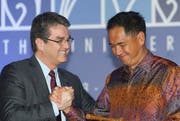 Sichtlich erleichtert zeigte sich WTO-Chef Roberto Azevêdo (links) mit dem indonesischen Handelsminister Gita Mirjawan bei der Abschlusszeremonie der 9. WTO-Ministerkonferenz am Samstag in Bali. (Bild: Keystone/Made Nagi)