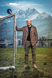 Valeriane «Vako» Gvilia auf der Luzerner Allmend vor dem Pilatus. (Bild: Boris Bürgisser (Luzern, 15. März 2018))