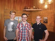 Präsident Simon Rohrer (Mitte) mit dem neuen Vorstandsmitglied Toby Niederberger (links) und dem neuen Obmann der Jungseefischer, Daniel Odermatt (rechts). (Bild: Kurt Liembd (Dallenwil, 12. Januar 2018))