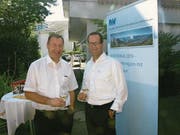 Volkswirtschaftsdirektor Othmar Filliger (links) mit Kilian Zwyssig von der IWV Unterwalden. (Bild: Kurt Liembd (Beckenried, 24. August 2017))