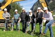 Am Spatenstich dabei waren (von links): Berto Dünki, Ady Styger, Werner Zgraggen, Pia Tresch, Markus Herger und Marcel Kunz. (Bild: gw)