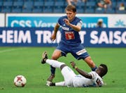 FCL-Captain Claudio Lustenberger (oben) verteidigt gegen Moussa Koné vom FC Zürich. (Bild: Martin Meienberger/Freshfocus (Luzern, 27. August 2017))
