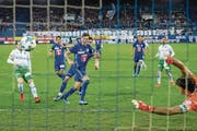 Luzerns Stürmer Shkelqim Demhasaj (Mitte) trifft via Penalty-Nachschuss zum 2:0. (Bild: Philipp Schmidli (Luzern, 5. November 2017))