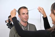 Die beiden Redaktoren der «Neuen Urner Zeitung» Anian Heierli (links) und Elias Bricker lassen sich beim Casting vermessen und fotografieren. (Bilder Elias Bricker und Anian Heierli)