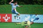 Zug 94 überspringt die Cup-Hürde: Davide Palatucci gegen Eldin Baganovic. (Bild: Maria Schmid (Zug, 7. 10. 17))
