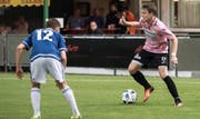 Jérôme Bühler (rechts) im Testspiel vom letzten Mittwoch gegen seine ehemaligen Kollegen des FC Luzern U 21. Kriens gewinnt 2:1. (Bild Pius Amrein)