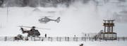 Zwei Helikopter der Schweizer Armee auf dem improvisierten Landeplatz in Davos. (Bild: Dominik Wunderli (Davos, 19. Januar 2018))