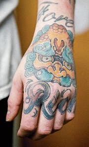Tattoo-Farben halten sich auch noch nach vielen Jahren. (Bild: Getty)