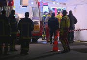 Die Einsatzleitung bespricht das weitere Vorgehen. (Bild: Beat Kälin)