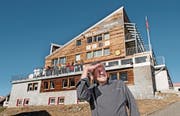 André Fischer kurz vor der Eröffnung vor seinem «Alpenhotel».Bild: Corinne Glanzmann (Melchsee-Frutt, 21. Dezember 2016)