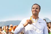 Marcel Hug mit seiner zweiten Goldmedaille, die er am letzten Tag der Paralympics gewann.Bild: Keystone/Alexandra Wey (Rio de Janeiro, 18. September 2016)