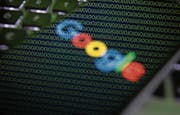 Wenn wir die Google-Suchmaschine nutzen, vertrauen wir dem Unternehmen auch einen Teil unserer Daten an. (Bild: Jaap Arriens/Getty)