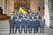 Polizeikommandant Reto Pfister (vorne, links) und Sicherheitsdirektor Dimitri Moretti zusammen mit den neuen und beförderten Polizeiangehörigen. (Bild: PD (Schattdorf, 15. Dezember 2017))