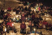 Eine Gruppe aus dem Kanton Freiburg hat sichtlich Spass beim Basteln ihrer Laternen im Felsenheim. Später gehen Erwachsene und Kinder gemeinsam auf den Familienweg des Ranfttreffens. (Bilder: Marion Wannemacher/Izedin Arnautovic (Sachseln, 16. Dezember 2017))