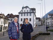 Ruth Wagner (68) und Dino Tsakmaklis (18) vor ihrem künftigen möglichen Wirkungsort, dem Rathaus in Stans. (Bild Kurt Liembd)