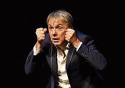 «Der Körper erzählt eine Geschichte»: Massimo Rocchi auf der Bühne. (Bilder: Gerry Ebner und Mike Kessler/profifoto.ch)