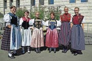 Die Ehrendamen haben sich für ihren Auftritt am Brünig-Schwinget mächtig herausgeputzt. (Bild: Robert Hess (30. Juli 2017))