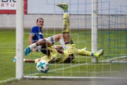 Die entscheidende Szene: Pascal Schürpf (hinten) trifft in der 70. Minute zum 1:0 für den FCL. (Bild: Philipp Schmidli (Luzern, 12. August 2017))