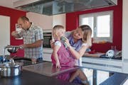 Männer, die sich mit ihrer Frau Hausarbeit und Erziehung der Kinder teilen, sind nach wie vor rar. (Bild: Gaetan Bally/Keystone)