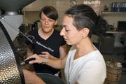 Röstmeisterin Sarah Bürgi (rechts) mit Geschäftspartnerin Susanne Gruss an der Röstmaschine. (Bild Marion Wannemacher)