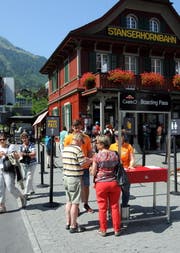 Gäste der Stanserhorn-Bahn in Stans lösen einen Boarding-Pass. (Bild: Adrian Venetz)