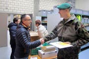 Ein Dank von Kreiskommandant Martin Dudle-Ammann (rechts) an Viktor Röthlin. (Bild: PD)