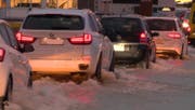 Reihenweise setzten sich Automobilisten über die Strassensperrung hinweg. (Bild: Benno Kälin, TeleZüri)