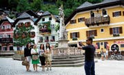 Hallstatt ist ein malerischer Ort und für Tausende von Chinesen der klassische Inbegriff von österreichischer Idylle. Dass das Dorf im Salzkammergut überrannt wird, finden die Einheimischen nicht mehr lustig. (Bild: Matej Divizna/Getty)