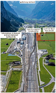Blick Richtung Süden zum Gotthard. 1,5 von 6,5 Hektaren müsste Landwirt Hans Arnold für den Bau einer Verladestation hergeben. (Bild: Alptransit AG)